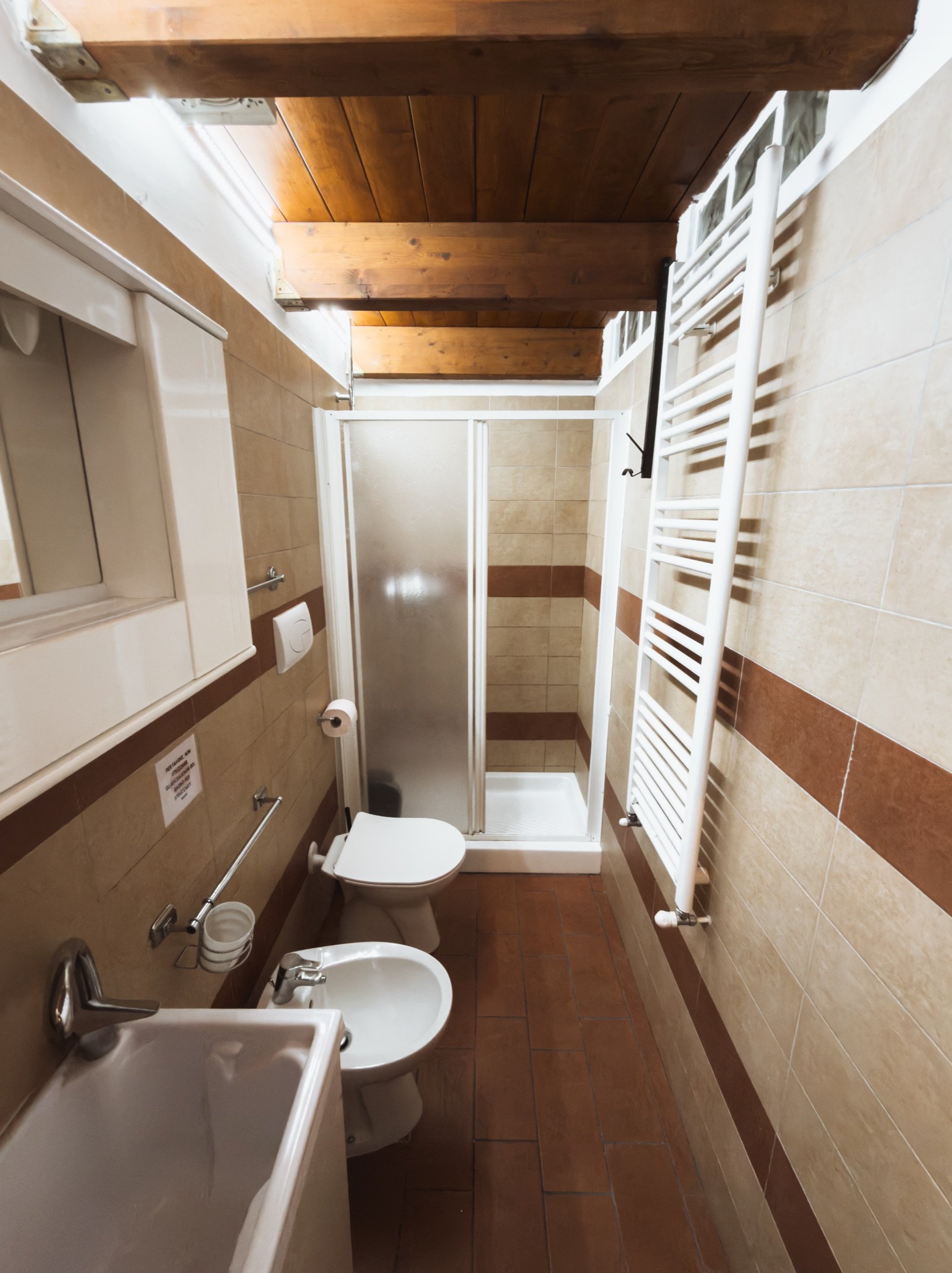 Bagno con doccia, WC, bidet e lavabo
