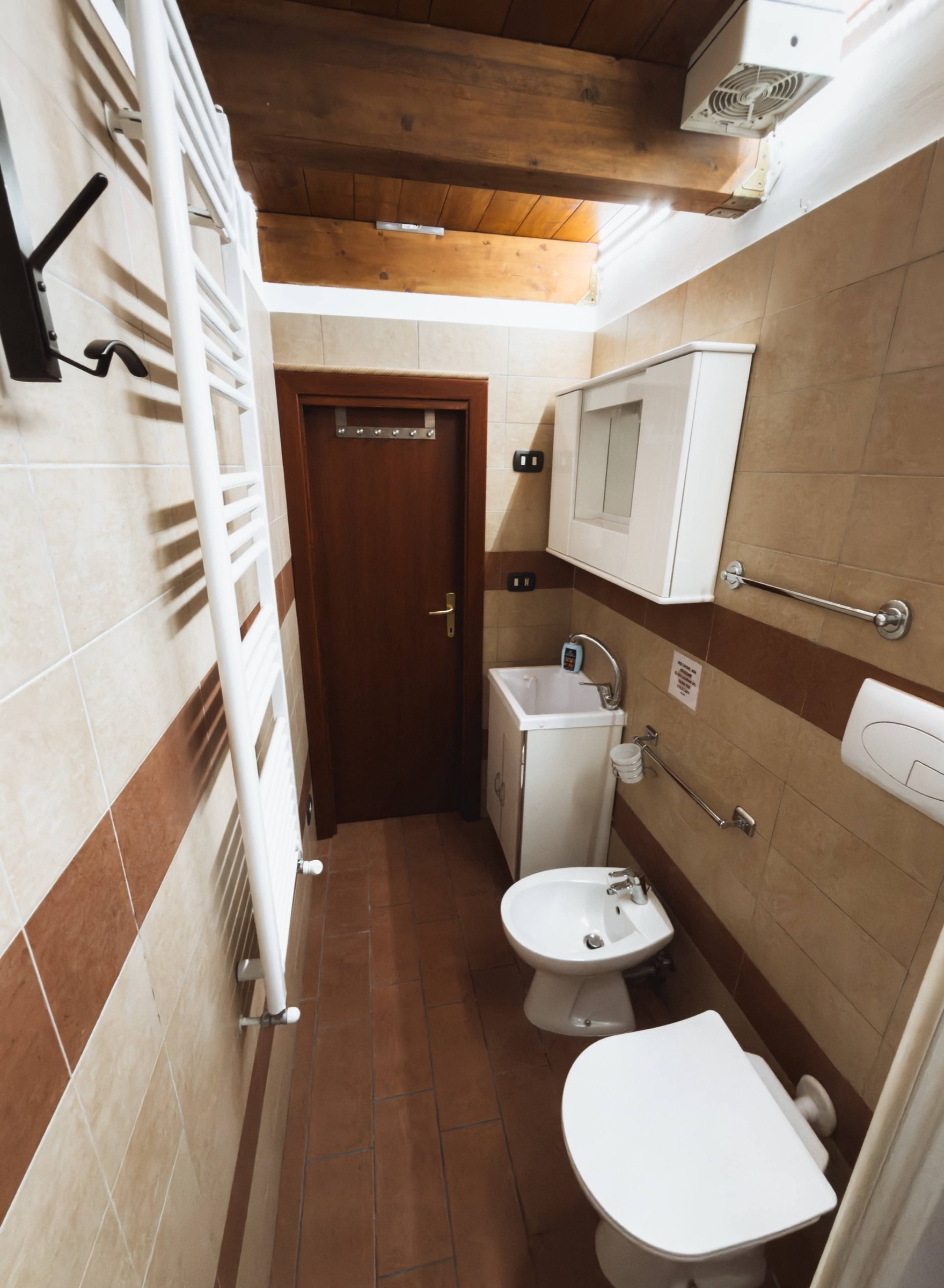 Bagno con WC, bidet, lavabo e termoarredo