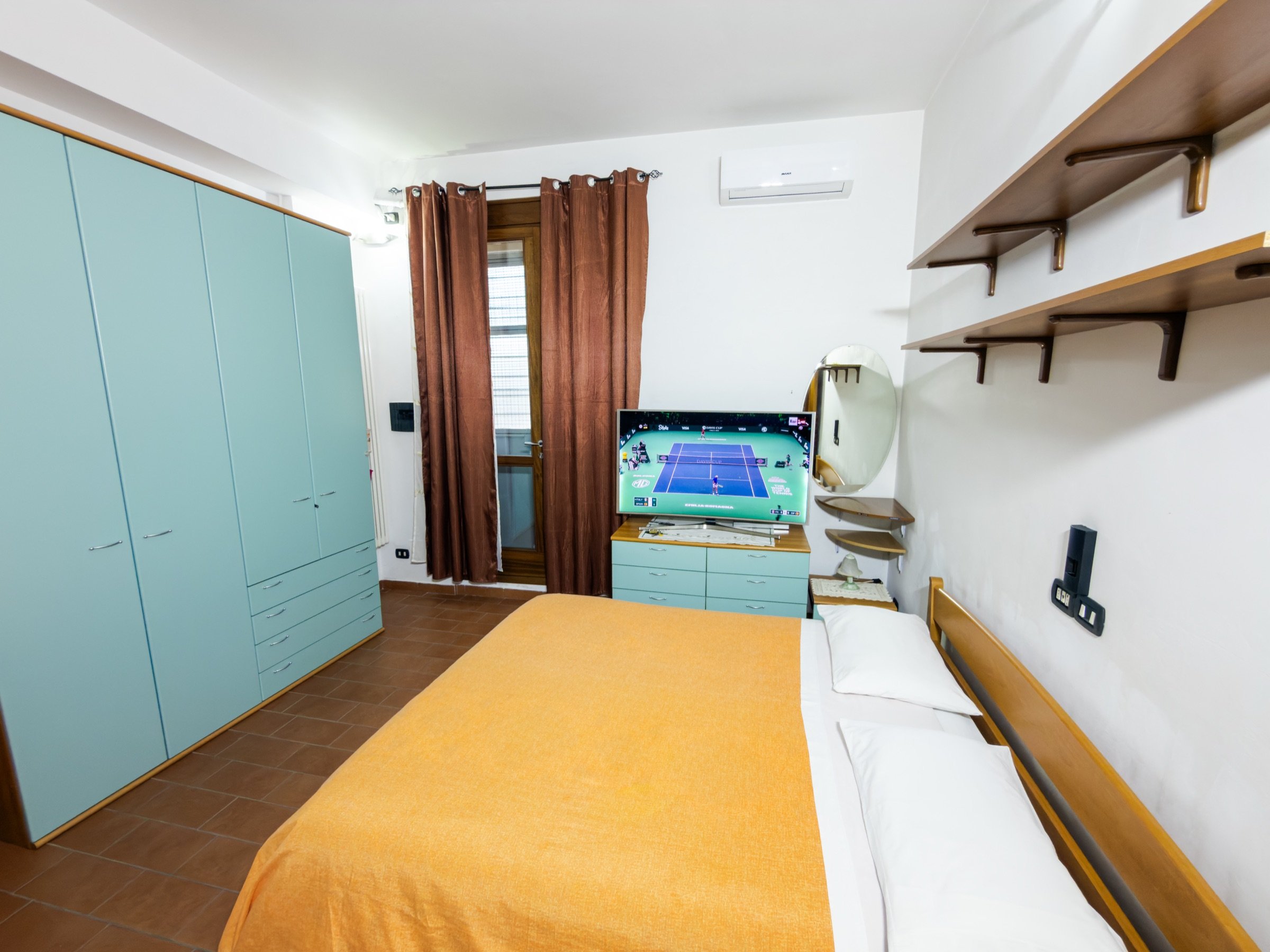 Camera da letto con letto matrimoniale, armadio e TV