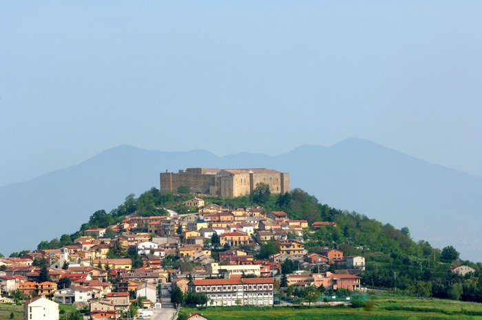 Castel Lagopesole in cima alla collina