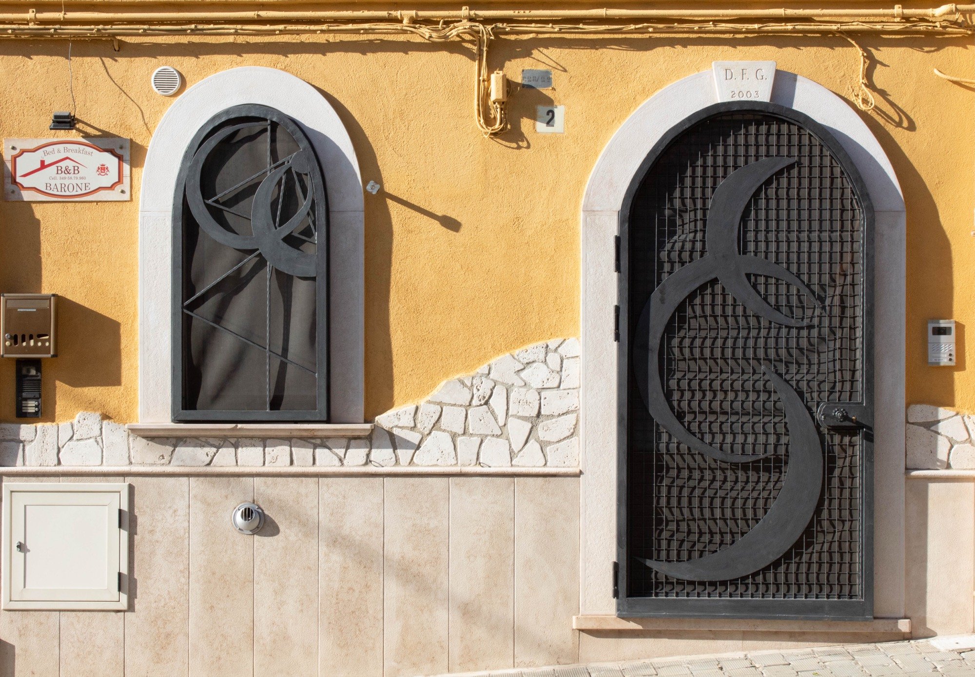 L'ingresso ad arco del B&B Barone con l'insegna