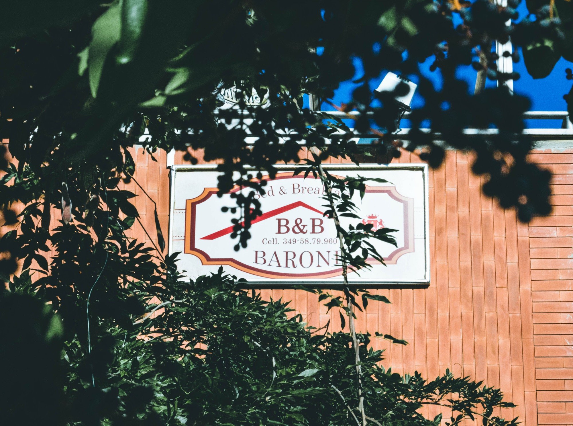 L'insegna del B&B Barone sulla parete in mattoni