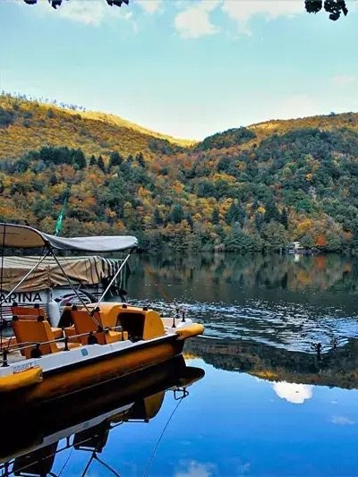 I pedalò ormeggiati sul Lago Piccolo di Monticchio, tra i boschi d'autunno