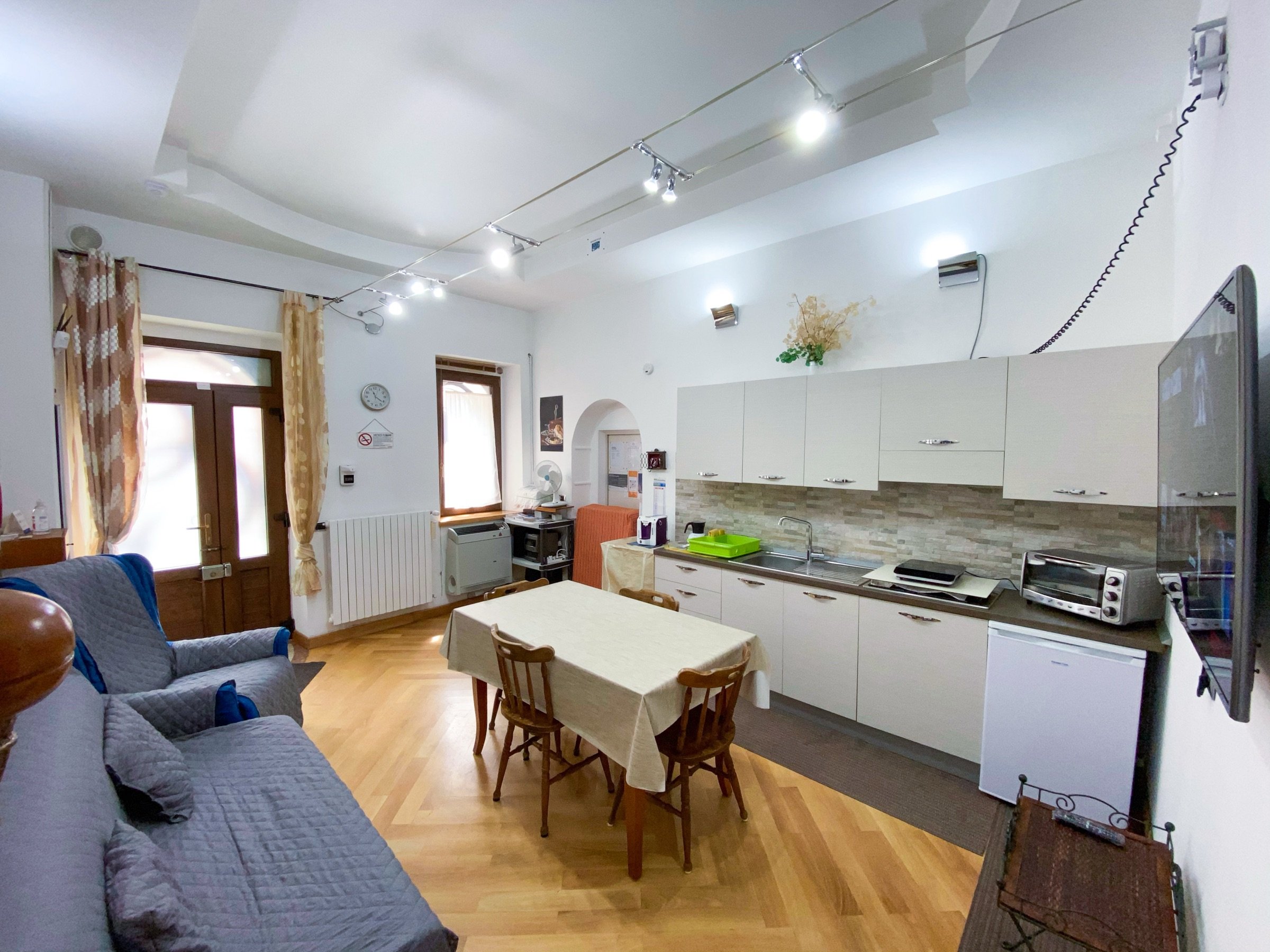 Soggiorno luminoso con divano letto e zona pranzo