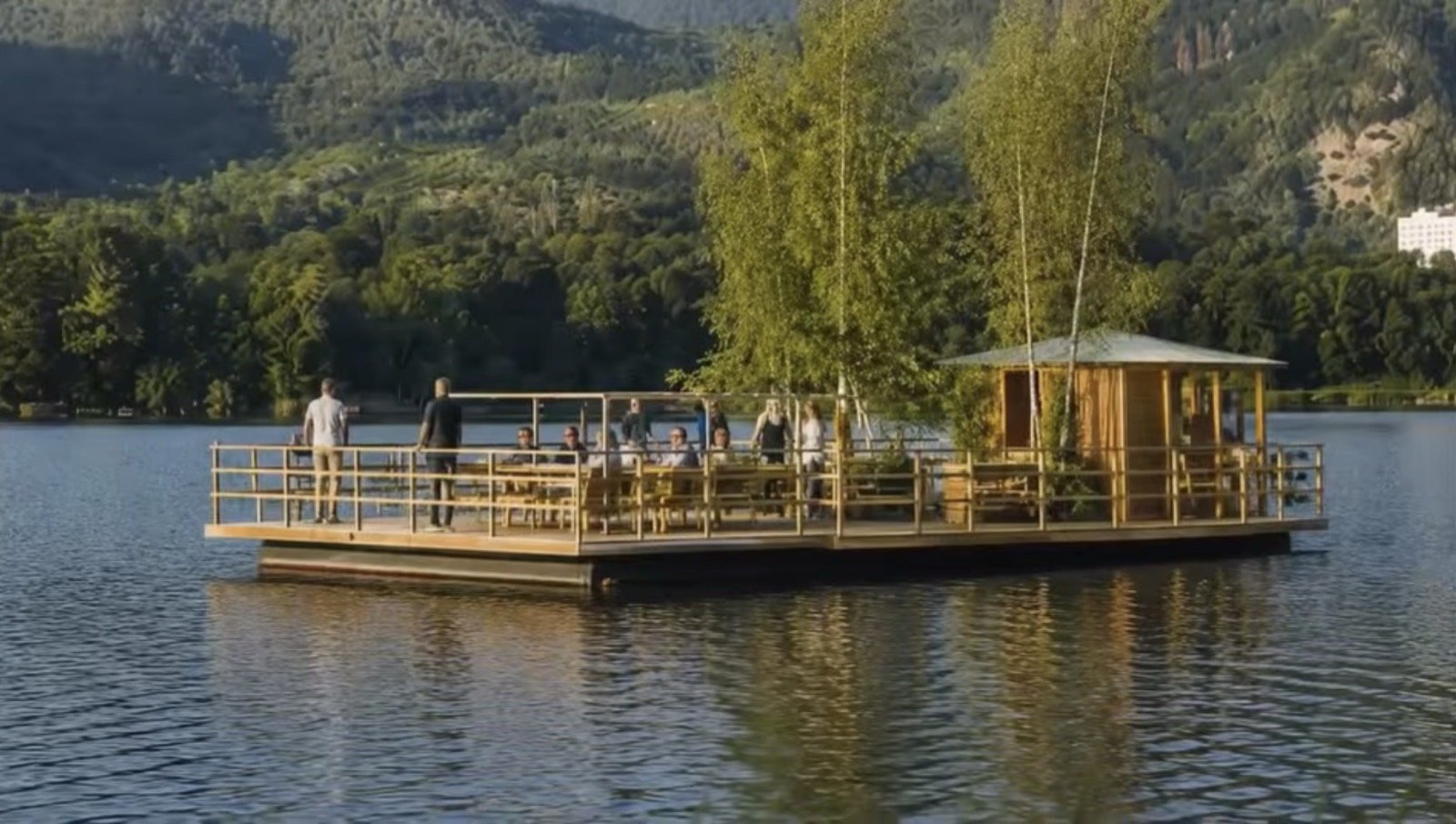 La zattera dei Monaci sul Lago Grande di Monticchio, con i visitatori a bordo